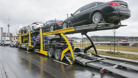 Prabangius automobilius gabenantis autovežis Vilniuje