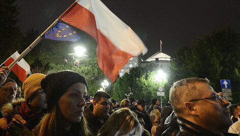 Lenkai protestuoja prie&scaron; vyriausybės siekį bausti kriti&scaron;kus teisėjus