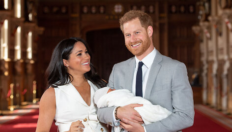 Princas Harry ir Meghan Markle pasauliui pristatė savo kūdikį