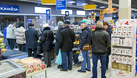 Apytuštės parduotuvių lentynos šeštadienio rytą