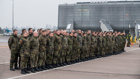 Į Kauno oro uostą atskrido pirmoji Vokietijos karių grupė