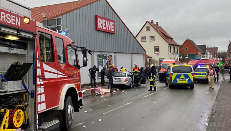 Folkmarzene į minią rėžėsi automobilis