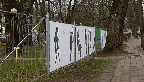 Danės skvere užvirė pirmieji darbai. Gyventojai piktinasi dėl kertamų medžių. 