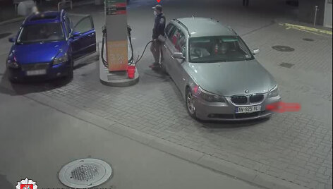 Užfiksuotas seno modelio 5-osios serijos BMW ir kaukėtas jo vairuotojas
