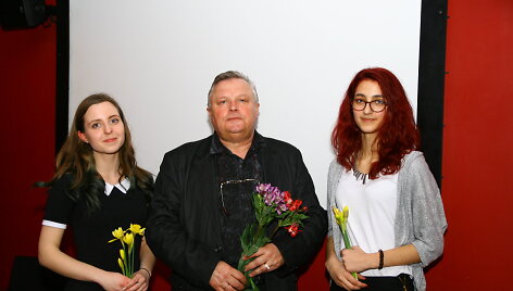 Adelės Mažeikaitė ir Austėja Narusevičiūtė su ra&scaron;ytoju Joną Endrijaičiu
