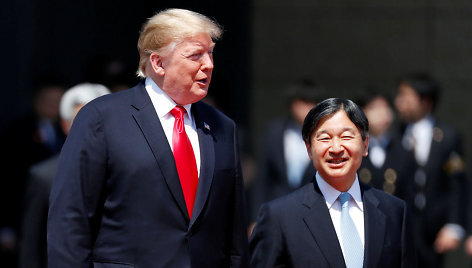 JAV prezidentas Donaldas Trumpas su naujuoju Japonijos imperatoriumi Naruhito.