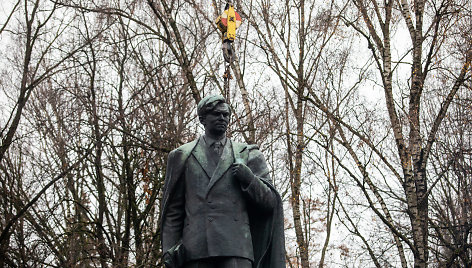 Pasiruošimas Petro Cvirkos paminklo nukėlimui