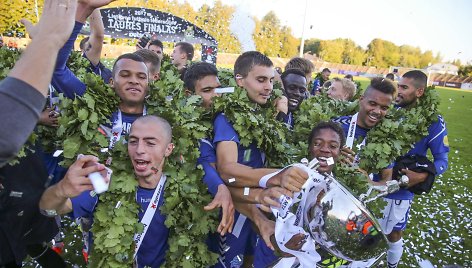 Kauno „Stumbro“ futbolininkai švenčia pergalę LFF taurės turnyro finale