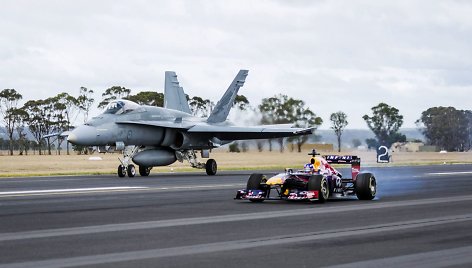 „Red Bull“ formulės ir Australijos oro pajėgų „F/A-18 Hornet“ naikintuvo lenktynės 