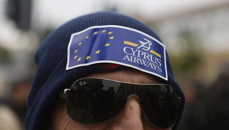 &bdquo;Cyprus Airways&ldquo; logotipas ant protestuojancio dėl avialinijų uždarymo darbuotojo kepurės