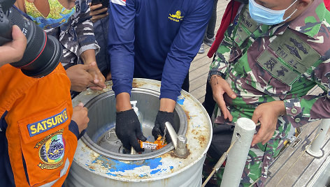 Indonezijos narai surado sudužusio lėktuvo „juodąją dėžę“