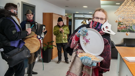 Užgavėnių persirengėliai užsuko į Vilniaus miesto savivaldybę