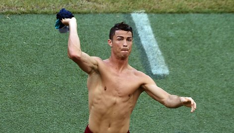 Cristiano Ronaldo po apšilimo savo marškinėlius padovanojo futbolo sirgaliams