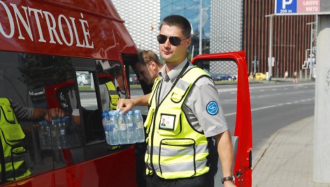 Kontrolieriai dalino geriamą vandenį