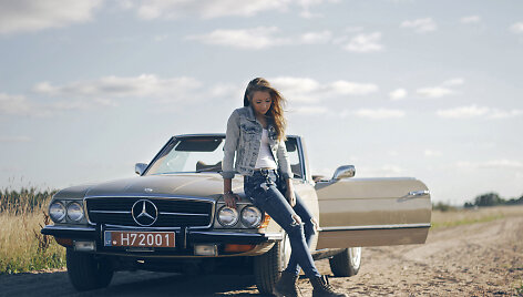 Judita ir &bdquo;Mercedes-Benz 450 SL&ldquo; (1972 m.). Automobilio savininkas &ndash; Raimondas Skridulis. 