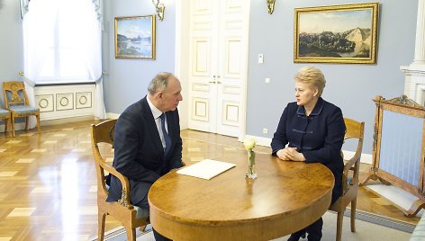 Dalia Grybauskaitė Prezidentūroje įteikė skiriamuosius raštus Lietuvos ambasadoriui Rusijoje Remigijui Motuzui