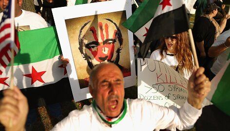 Sirai protestuoja prie&scaron; Rusijos vykdomus bombardavimus