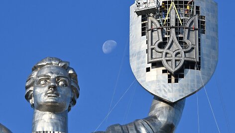 Kyjive ant statulos &bdquo;Motina Tėvynė&ldquo; skydo sužibo Ukrainos herbas