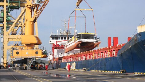 Katamarano i&scaron;kėlimas i&scaron; laivo &bdquo;Frisian Oceon&ldquo; užtruko pora valandų. 