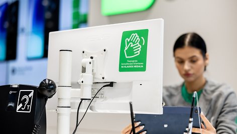 „Bitė“ siūlo sinchroninį vertimą turintiems klausos negalią 