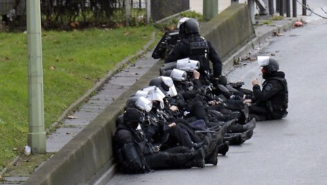 Policininkai netoli parduotuvės Paryžiuje, kurioje ginkluotas vyras laiko įkaitus.