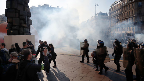 Policija panaudojo ašarines dujas prieš protestuotojus.