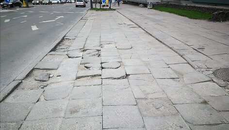 Itin nusidėvėjęs Savanorių prospekto Kaune &scaron;aligatvis
