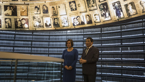 Rodrigo Duterte su savo dukra Sarah lankosi Holokausto memoriale „Yad Vashem“.