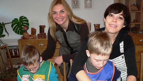 Nomeda Marčėnaitė kuria skulptūras su vaikais