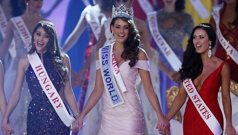 Pirmoji vicemis Edina Kulcssr i&scaron; Vengrijos, 2014-ųjų &bdquo;Mis Pasaulis&ldquo; Rolene Strauss i&scaron; Pietų Afrikos Respublikos ir antroji vicemis Elizabeth Safrit i&scaron; JAV