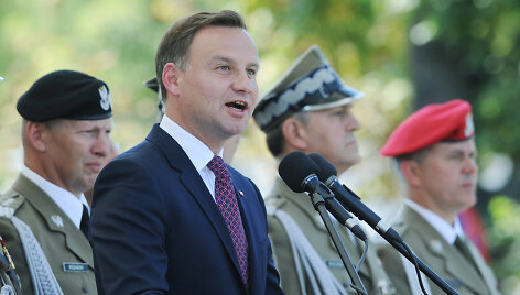 Karinis paradą Var&scaron;uvoje sveikina prezidentas A.Duda
