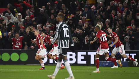 &bdquo;Nottingham Forest&ldquo; futbolininkai džiaugiasi įvarčiu į &bdquo;Manchester United&ldquo; vartus.