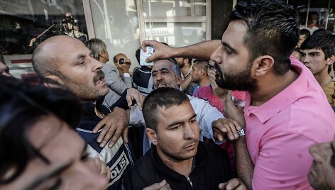 Turkijos policija angliakasių mieste susirėmė su protestuojančiais žmonėmis