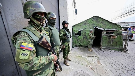 Ekvadoro kariai prie kalėjimo