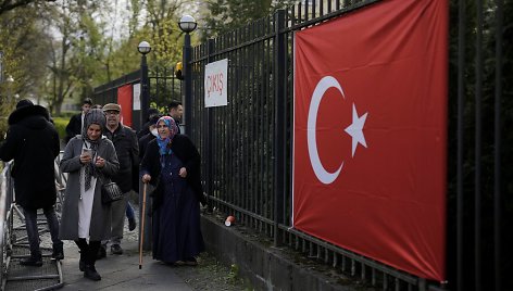 Vokietijoje gyvenantys turkai renkasi prie balsadėžių