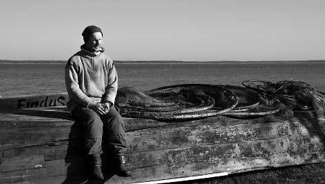 Karolis Tamulis yra Juodkrantės žvejas, žvejybos amato išmokęs iš savo senelio