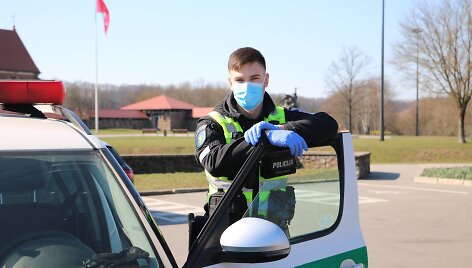 Policijos pareigūnai karantino metu