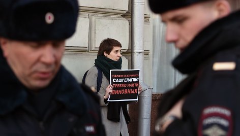 Žmogaus teisių aktyvistė protestuoja prie Rusijos prezidento administracijos pastato.