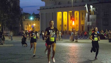 Naktinis &bdquo;Nike&ldquo; moterų bėgimas