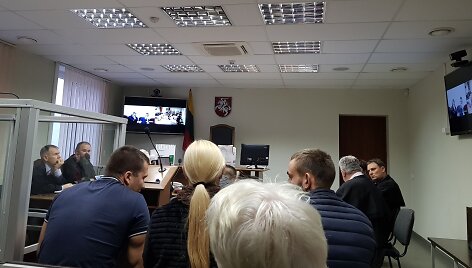 50 nusikalstamų veikų padarę grupuotės nariai sėdo į teisiamųjų suolą.