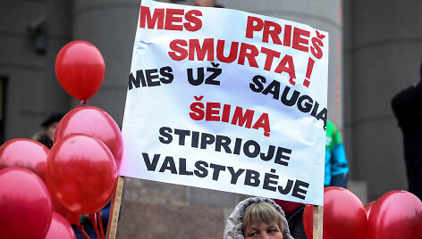 Vilniaus Nepriklausomybės aik&scaron;tėje susidūrė dviejų skirtingų mitingų dalyviai.