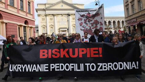 Protestas prie&scaron; dangstomus Lenkijos katalikų dvasininkų lytinius nusikaltimus