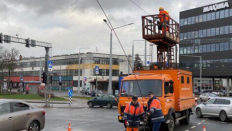 Vilniuje, Žemaitės ir Naugarduko gatvių sankryžoje, &scaron;iuk&scaron;liavežis nutraukė troleibusų kontaktinį tinklą