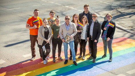 Naujai nudažyta vaivoryk&scaron;tės spalvų perėja Vilniuje ir &bdquo;Baltic Pride&ldquo; komanda