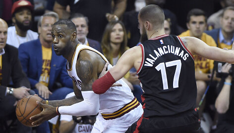 Jonas Valančiūnas ir LeBronas Jamesas