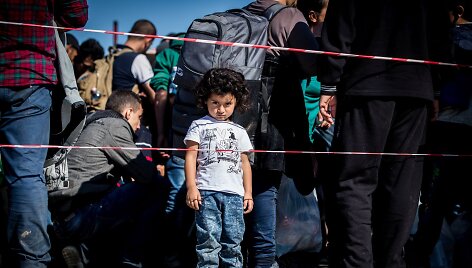 Migrantai kerta Vengrijos &ndash; Austrijos sieną