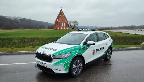 Kauno rajono policijai padovanotas elektromobilis