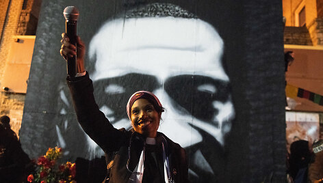 Judėjimo &bdquo;Black Lives Matter&ldquo; rėmėja prie George'o Floydo atvaizdo
