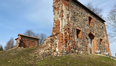 &Scaron;v. Viktoro bažnyčios griuvėsiai, Kalnujai