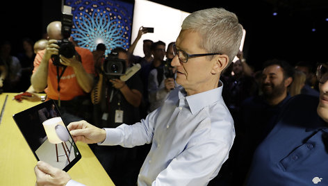 Timas Cookas demonstruoja naująjį „iPad Pro“
